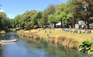 Lunchtime on the banks of the Avon River / Ōtākaro (late Spring 2017)<br />Photo: Gabi Dachs