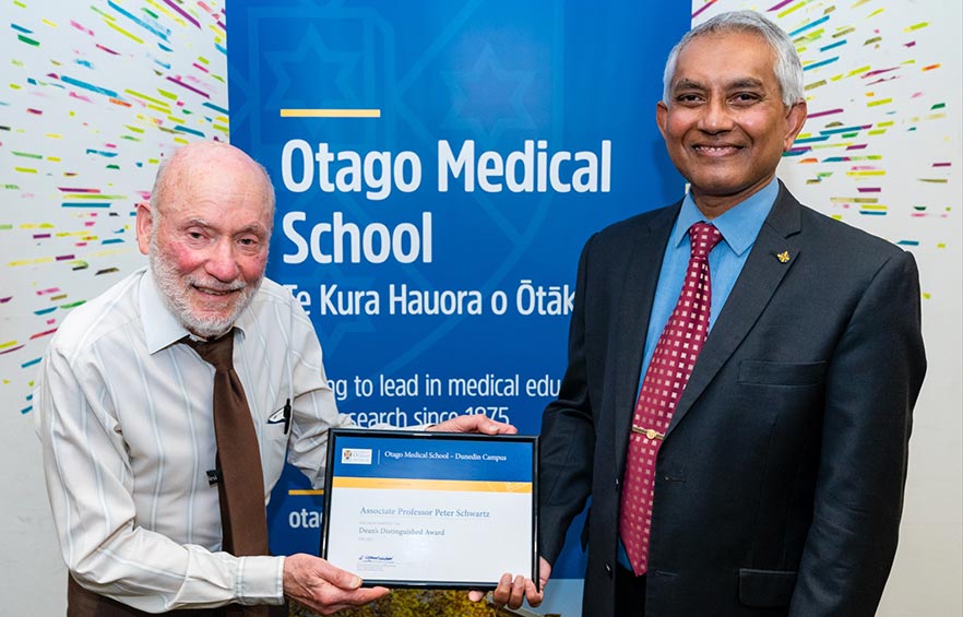 Peter Schwartz receiving 2021 OMS Dean's Medal from Professor Rathan Subramaniam image