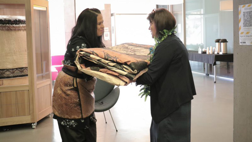 UOW Associate Dean (Pacific) Dr Dianne Sika-Paotonu presenting Professor Harlene Hayne with a decorative tapa image 2021