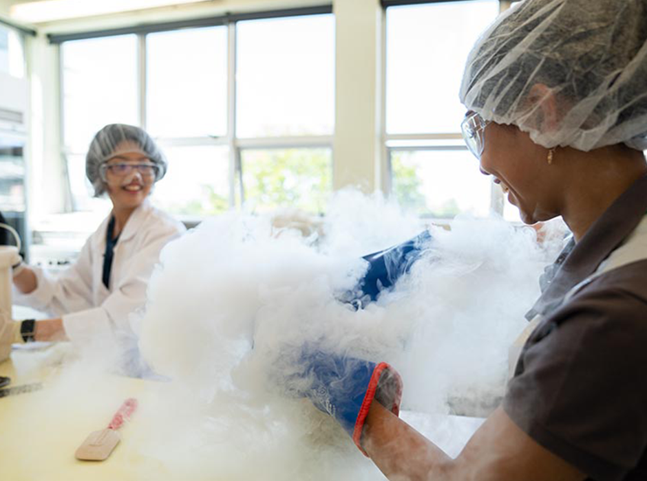 Hands-on using dry ice image