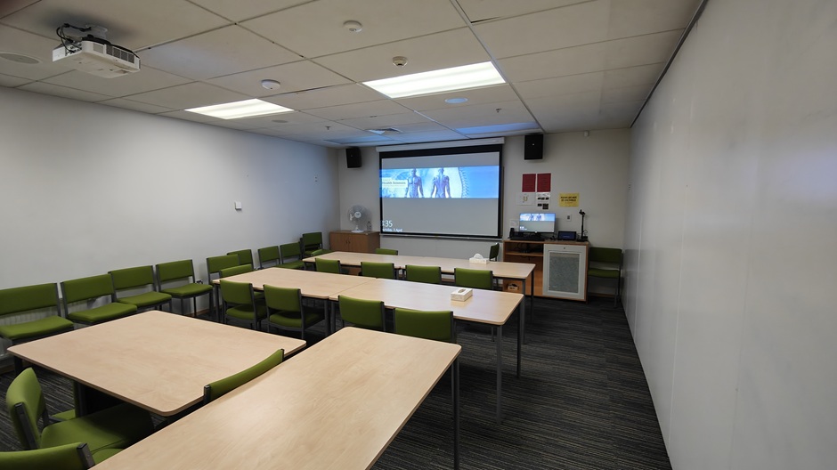 Example of Hunter Centre rooms HU118-123 showing movable tables and chairs and a removable dividing wall