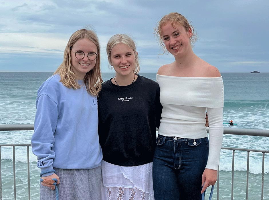 Daisy-Keene-with-friends-at-Saint-Clair beach