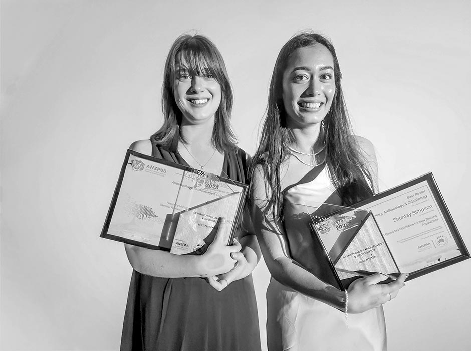 Faculty of Biomedical Sciences Forensics students Esmé Hewitt and Shontay Simpson, who are studying in the only undergraduate Forensic Science Degree in New Zealand, recently won awards at the Australian and New Zealand Forensic Science Society (ANZFSS) symposium.