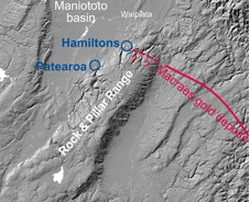 Patearoa is located on the slopes of the Rock & Pillar Range. The Hyde-Macraes Shear Zone (red line) in the basement schist hosts the world-class Macraes gold mine. This structure may continue to the northwest on the Rock & Pillar Range (dashed red line), although no gold-bearing schist has yet been found in this area. Erosion of the gold-bearing schist may have contributed to the rich alluvial gold of the region.