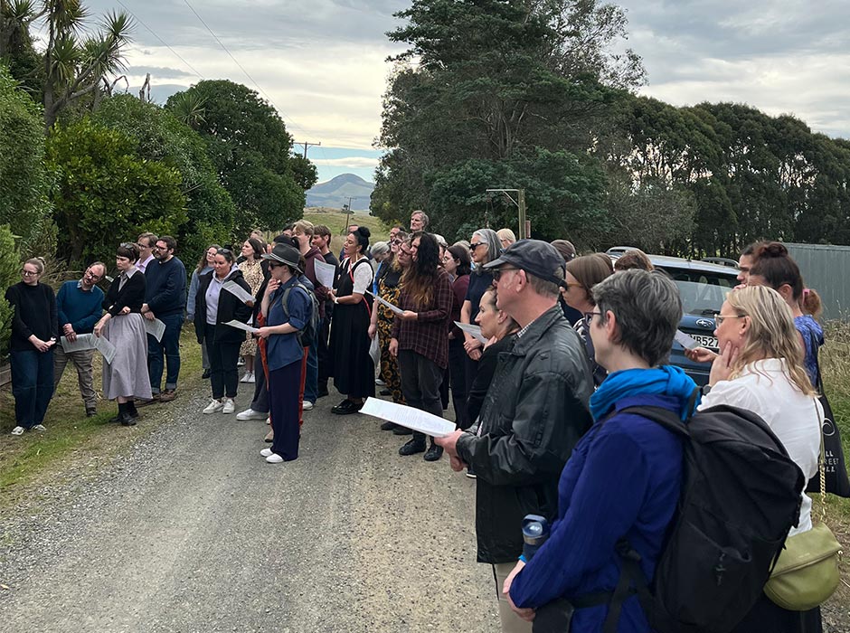 Te Pātaka Mātauraka staff harvest harakeke.