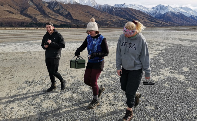 fieldtrip-three-students-image
