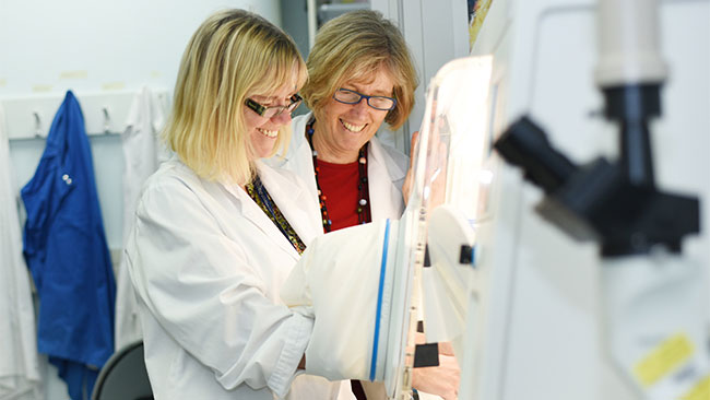 Gabi Dachs and Margreet Vissers in the lab