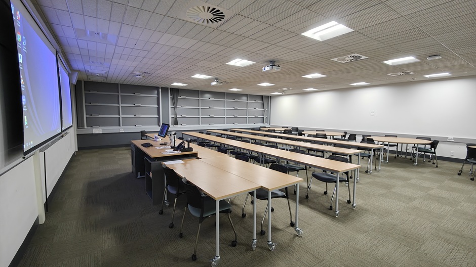 View of Otago Business School room G19, showing tables and chairs in rows and groups