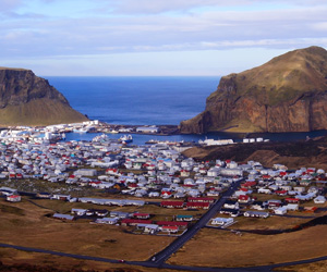 In 1973 a 1.5km long fissure opened up on Heimaey, creating Eldfell
                                        cone and a lava flow which covered 360 houses before being stopped by
                                        fire hoses