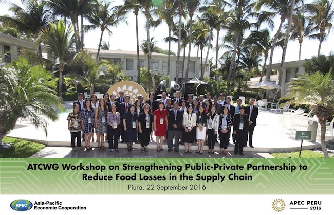 Dr Miranda Mirosa with attendees at a Strengthening Public-Private Partnership to Reduce Food Losses in the Supply Chain Workshop on 22 September 2016