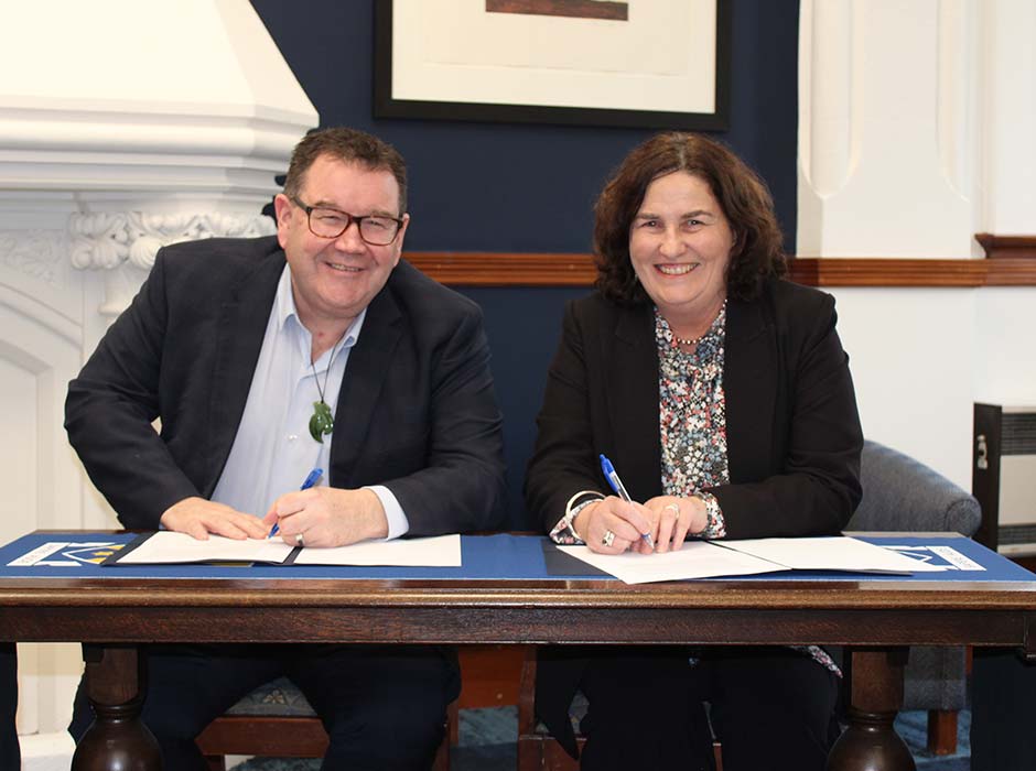  University of Otago Vice Chancellor Hon Grant Roberston and Otago Girls’ High School Principal Bridget Davidson sign a memorandum of understanding aims to create a seamless pathway between secondary and tertiary education for international students wanting to study in Dunedin. 