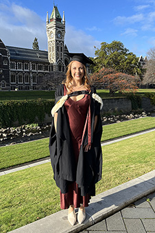 Rosie Jerram graduation image in front of University of Otago clocktower 1x
