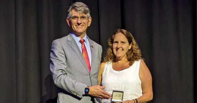 Australian and New Zealand Society for Immunology President Professor Jose Villadangos awards Professor Roslyn Kemp (Department of Microbiology and Immunology) the Derrick Rowley medal for demonstrating outstanding service to the ASI and the discipline of immunology over many years. 