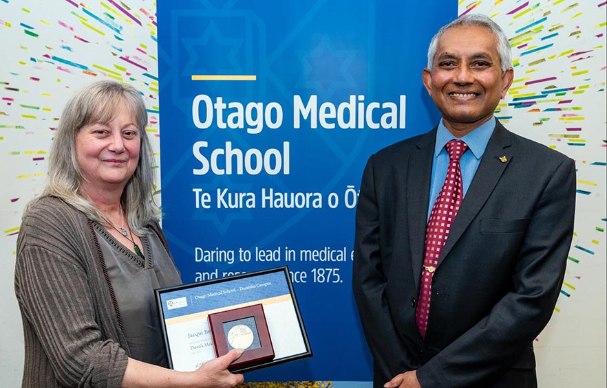 Jacqui Bradshaw receiving 2021 OMS Dean's Medal from Professor Rathan Subramaniam image