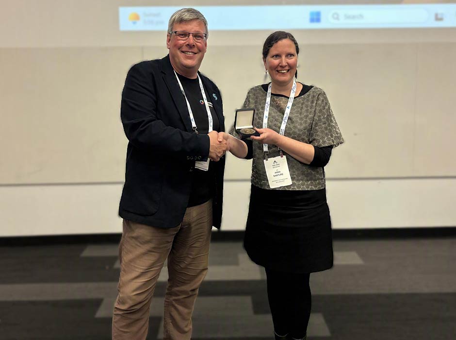 Genetics Society of AustralAsia President Associate Professor Anna Santure presents Professor Peter Dearden with the prestigious MJD White Medal for outstanding contributions to genetics research.