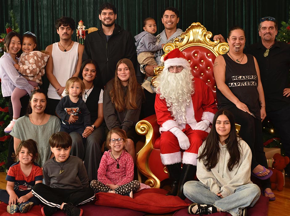 Vaiaio Holmes-Haweturi Holmes (third from the left in the middle row) and her whānau. Vaiaio’s family has a special connection to the University, and will all be celebrating together when Vaiaio graduates with a Bachelor of Teaching on Saturday. 
