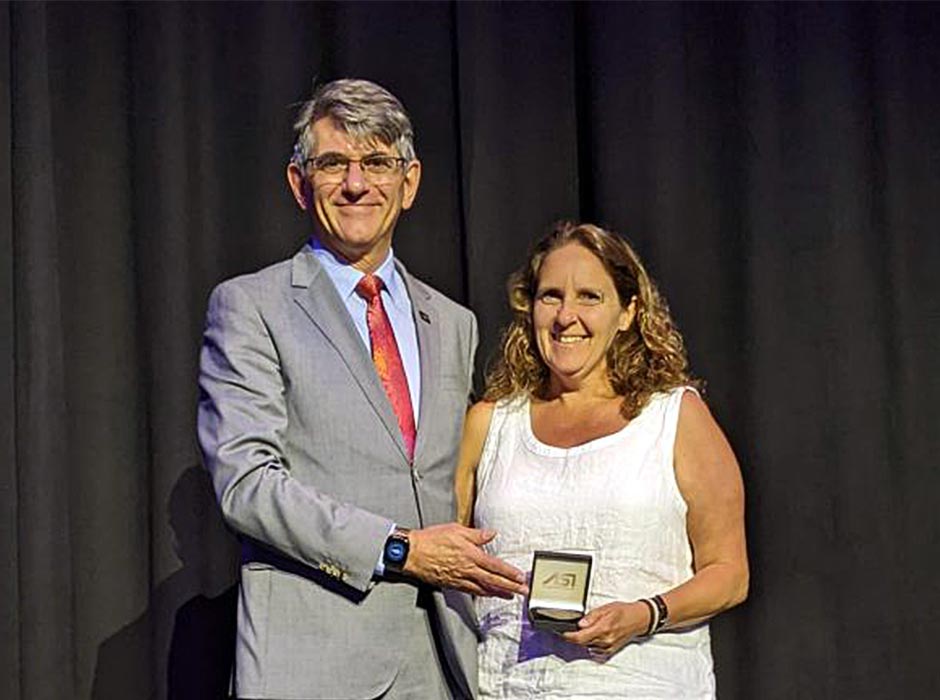 Australian and New Zealand Society for Immunology President Professor Jose Villadangos awards Professor Roslyn Kemp (Department of Microbiology and Immunology) the Derrick Rowley medal for demonstrating outstanding service to the ASI and the discipline of immunology over many years. 