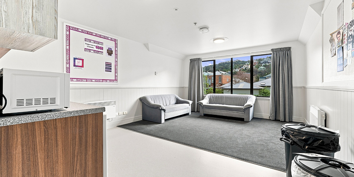 Common view with couches and view over Dunedin hills