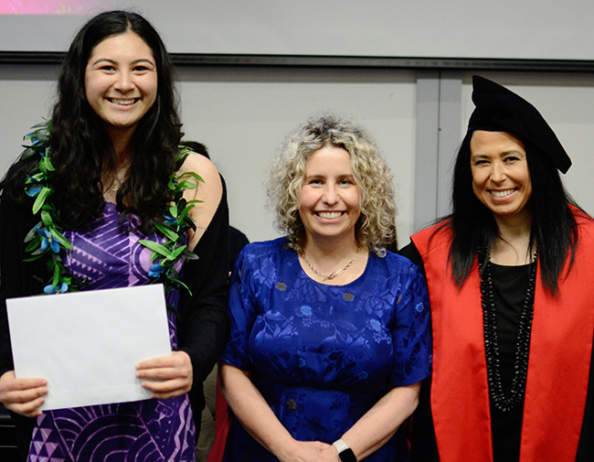 Aliesha Taramai receives a Pacific leadership award