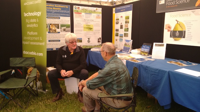Director of Ag at Otago, Emeritus Professor Frank Griffin, liaising with Rick Cameron about regenerative agriculture at Waimumu Field Days 2018