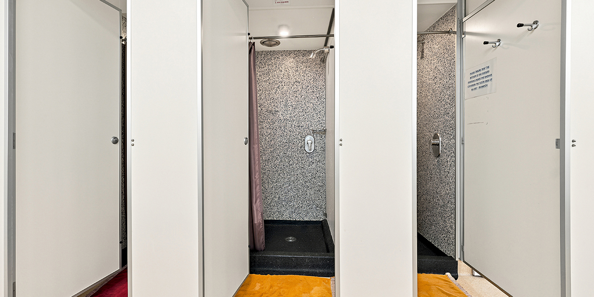 Side-by-side shower cubicles with doors