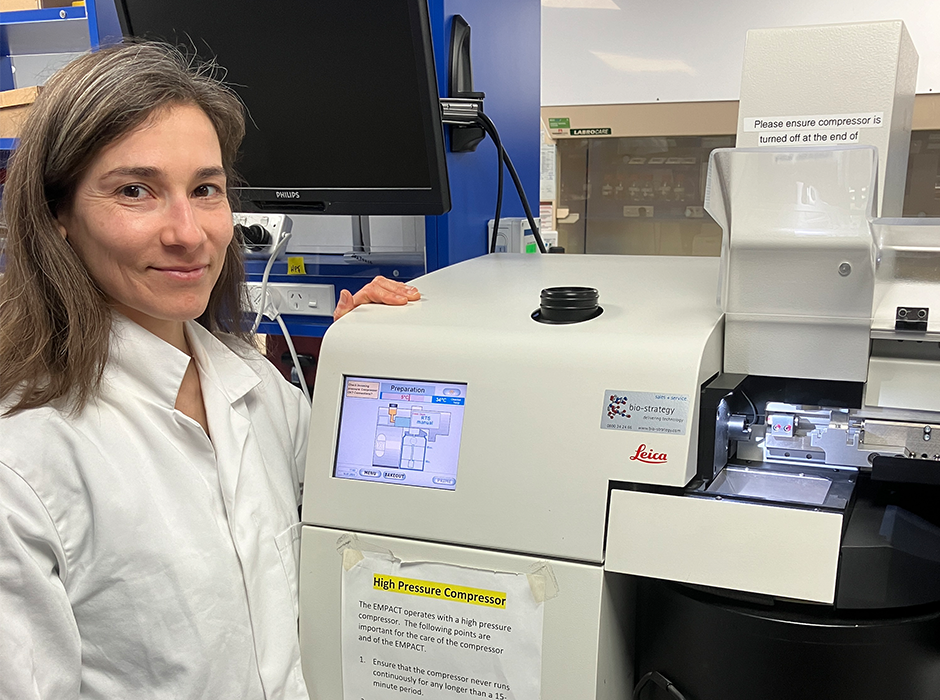 Dr Fátima Jorge beside the OMNI EM unit's Leica EMPact high pressure freezer.