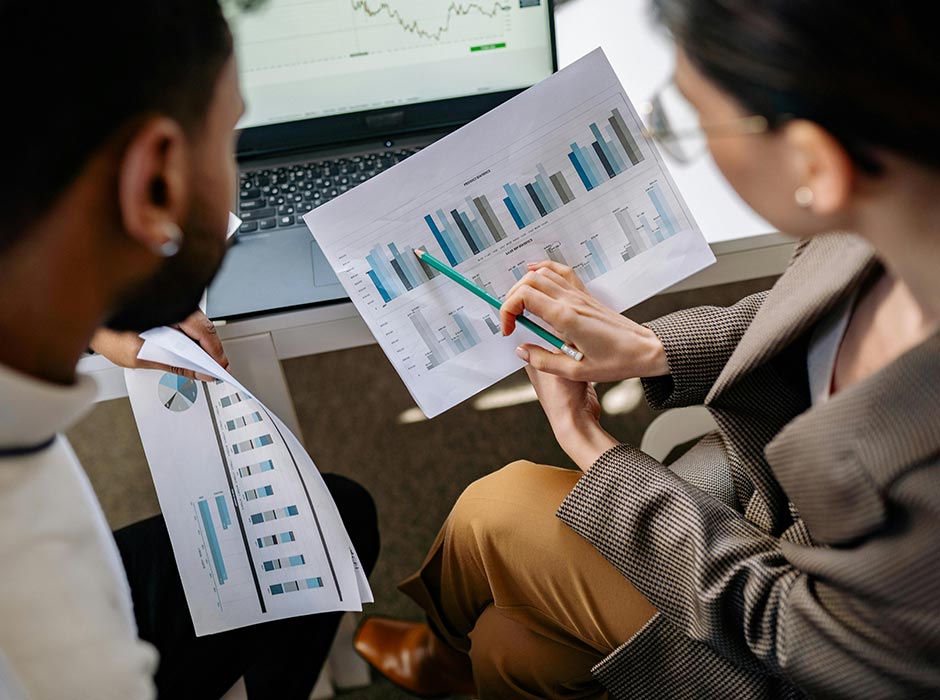 Woman-and-man-looking-at-a-graph