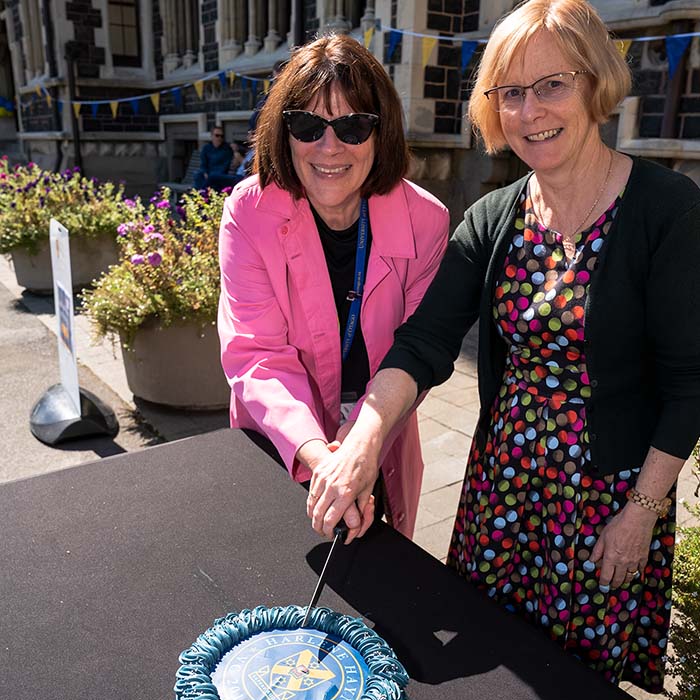 Professor Harlene Hayne and Professor Hellen Nicholson cutting cake