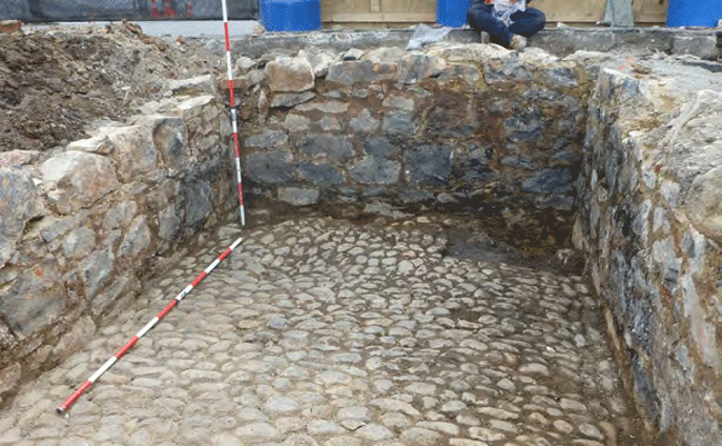 Cobbled-floor-and-bluestone-wall-features-image
