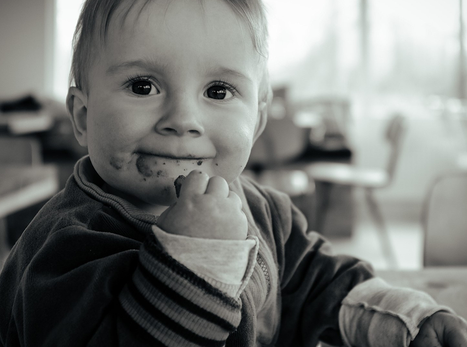 Baby eating generic image 940