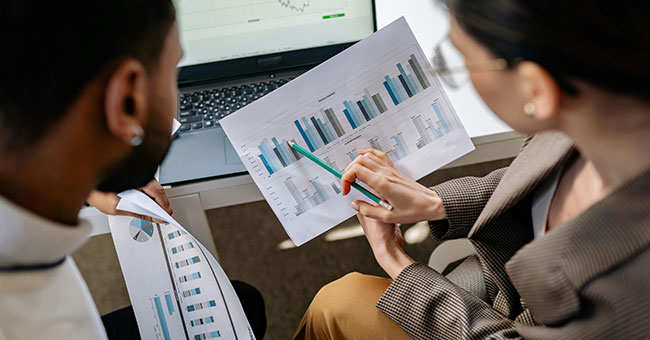 Woman-and-man-looking-at-a-graph