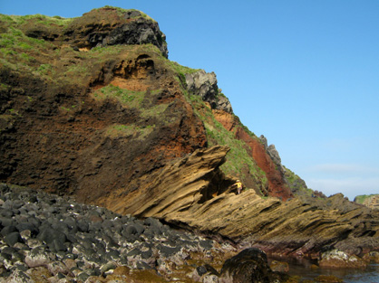 A section through a small basaltic volcano at Jeju Island showing the transition from phreatomagmatic-dominated to magmatic-dominated eruption phases.