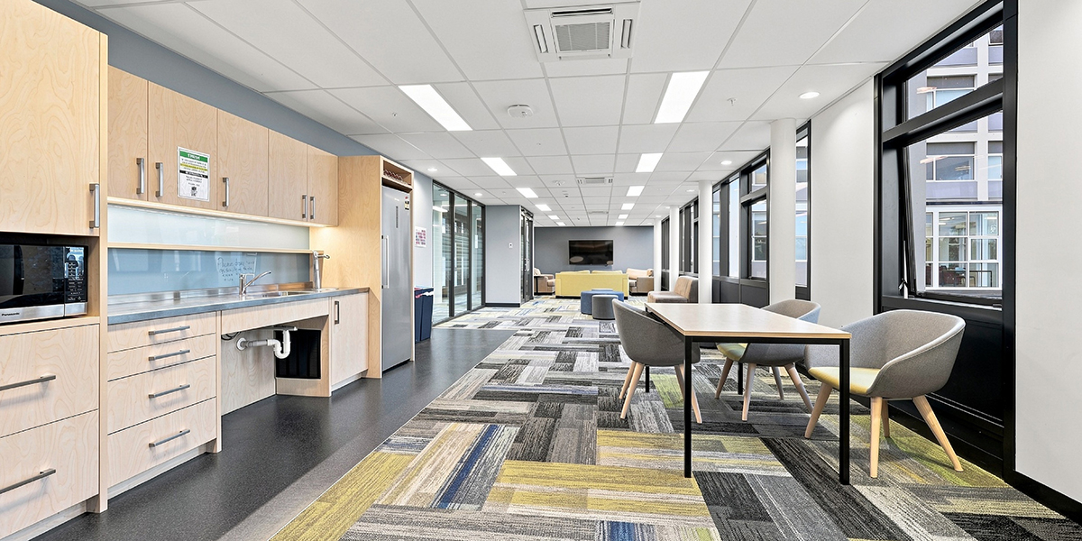 Common room with table, chairs and kitchenette