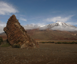 Dykes and lava flows give clues to Mt Teide's eruptive past. Tenerife, Canary Islands
