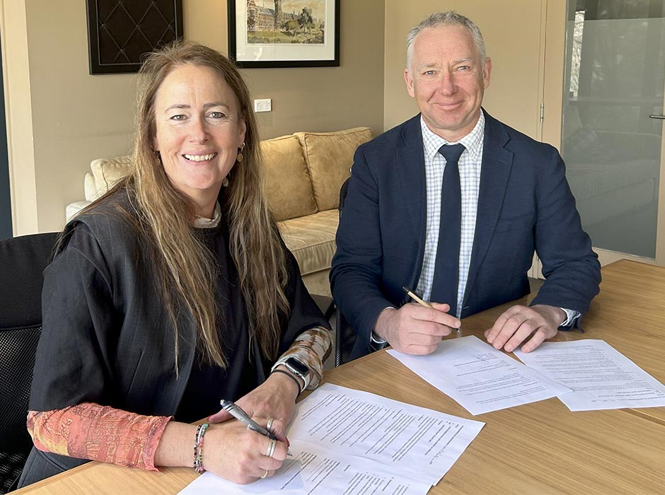 Maree-Thyne-and-Charlie-Phillips-sign-MOU