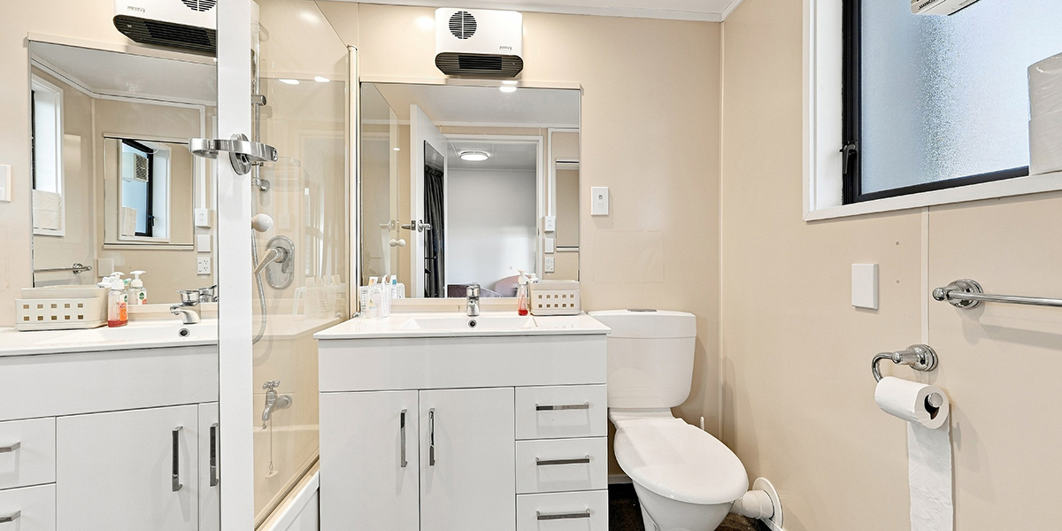 Bathroom with toilet, sink and bathtub