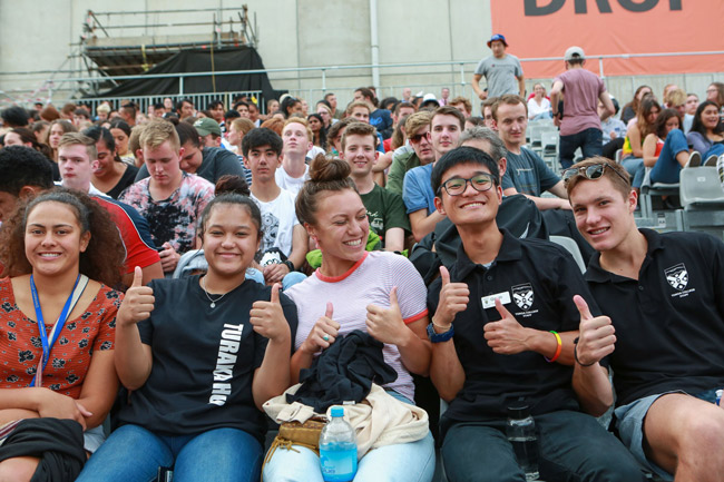 convocation-students-thumbs up-image
