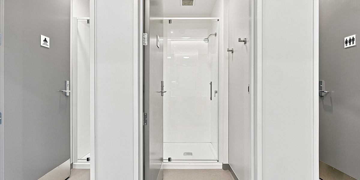 Shower facilities with side-by-side shower cubicles with doors