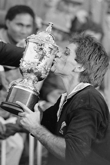 David Kirk kissing trophy 