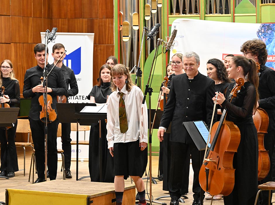 Lucky-Pollock-on-stage with string quartet