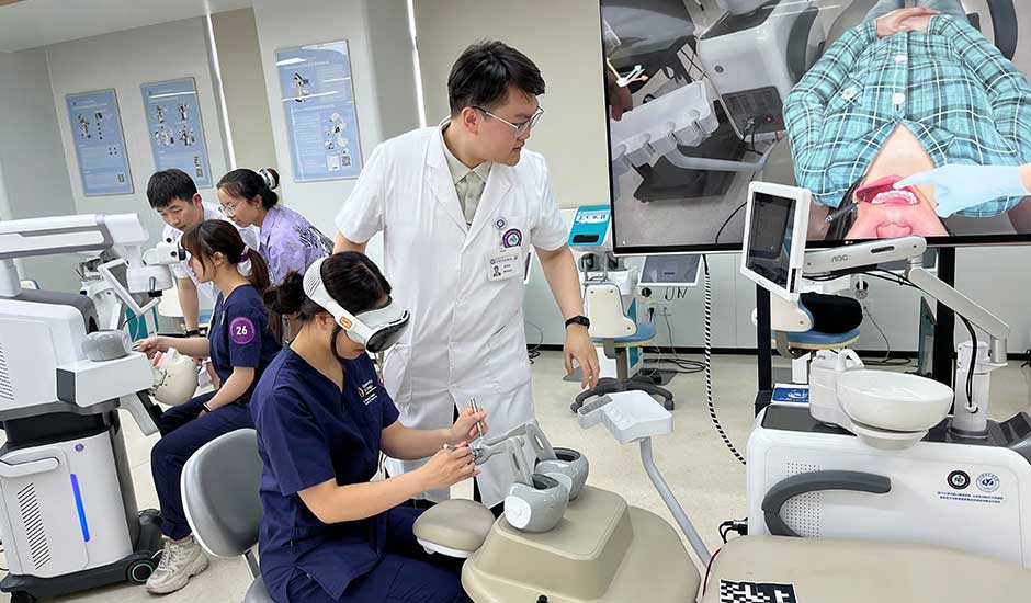 Two students, one seated one standing, using virtual reality teaching equpiment 