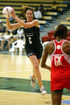 Lesley Nicol playing Netball 