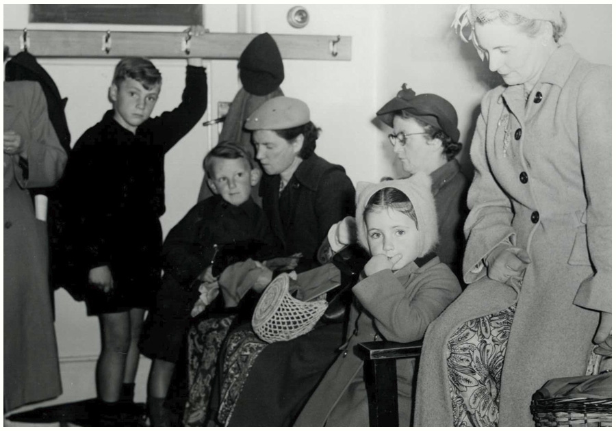 O26 Dental School Children in waiting room 1940s 900px