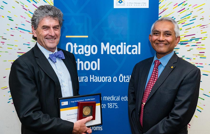 Professor Rob Walker receiving OMS Dean's Medal from Professor Rathan Subramaniam 2021 image