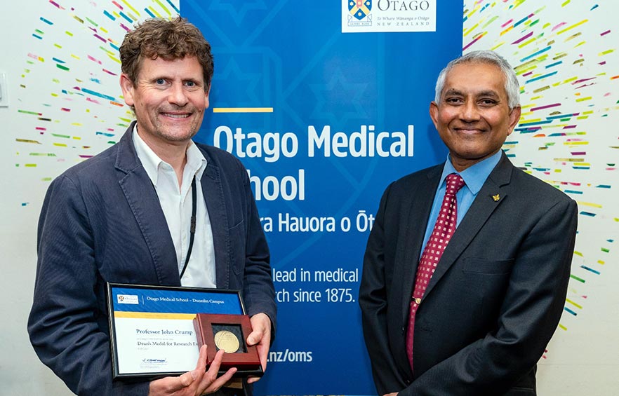 John Crump receiving OMS Dean's Medal from Professor Rathan Subramaniam 2021 image