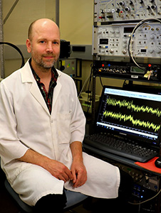 Paul Szyszka in front of the electrophysiological setup image 2020