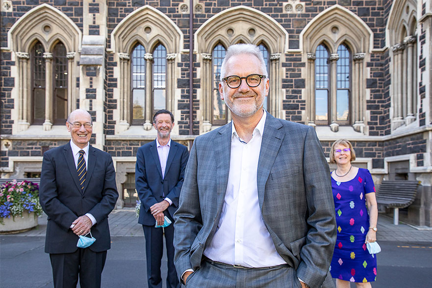 Current and departing Chancellors and Vice-Chancellors standing outside