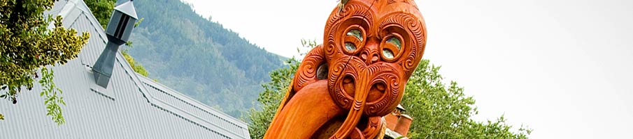 Maori statue carving