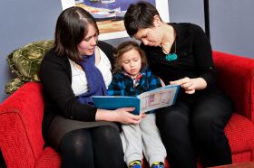 Mother, Child, Aunty telling stories in Assoc Prof Elaine Reese's Research Lab