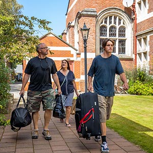 Knox student and parents arriving to college